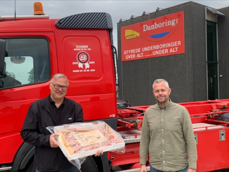 Forhandler af lastbiler og trailere har net en milepl