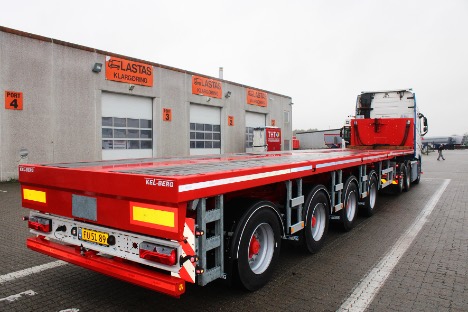 Vognmand trak ny fire-akslet udtrækstrailer hjem til Randers