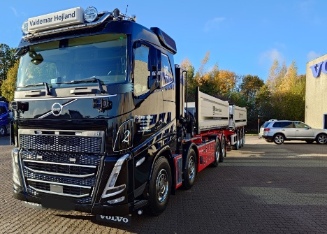 Ny fire-akslet forvogn med kran og wirehejs skal køre med tre-akslet kære