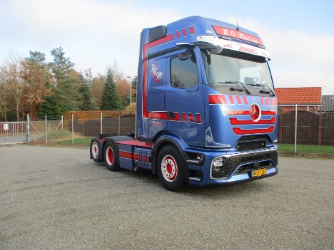 Vognmand i Bording har fået ny tre-akslet lastbil med stjerne