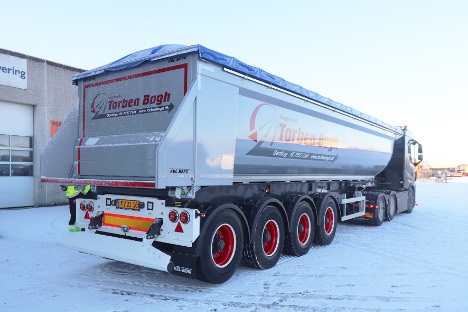 Vognmand i Gørding fik en ny tip-trailer på en af vinterens hvide dage - og er klar til foråret
