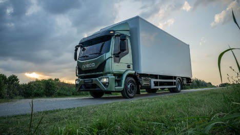 Let lastbil kører uden om vejafgiften med en totalvægt på 11,99 ton