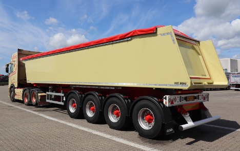Vognmand i Herflge har fet ny fire-akslet tip-trailer med automatisk rullepresenning