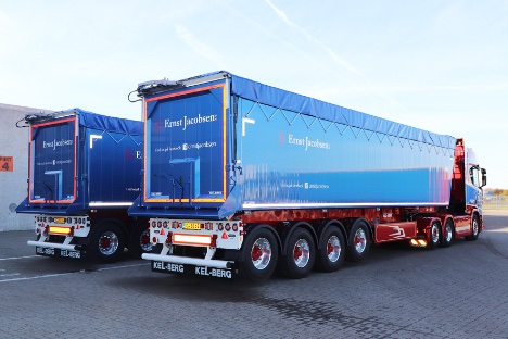 Sydvestjysk vognmand hentede to tiptrailere på samme tid