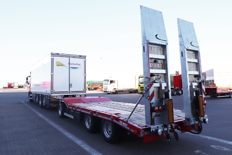 Tre-akslet anhænger med ramper skal køre med maskiner