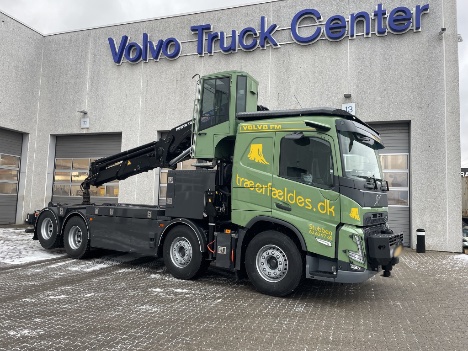 F�lder tr�er og k�rer dem ud med ny tre-akslet forvogn med kran