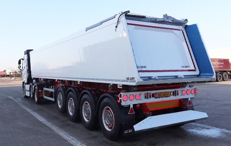 Tip-trailer med fire-aksler har plads til 37 kubikmeter jord under automatisk rullepresenning