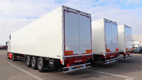 Tre tr�kkere fra transportvirksomhed fra Billund trak afsted med tre tre-akslede trailere 