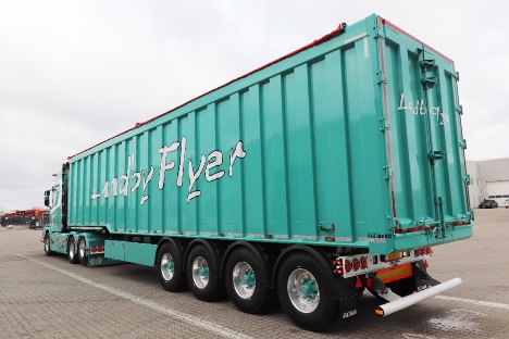 Fire-akslet tip-trailer kan rumme 83 kubikmeter skrot