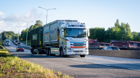 Elektrisk lastbil med kroghejs og påhængsvogn kører 880 kilometer i døgnet